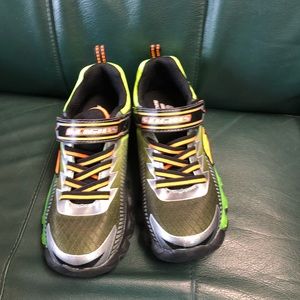 Boys sketcher light up tennis shoes